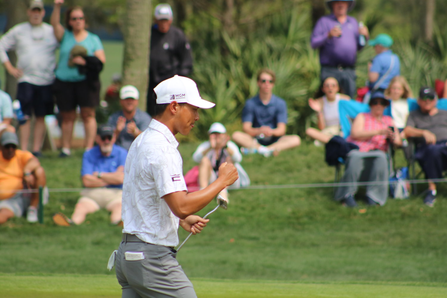 Justin Suh gives a fist pump to the crowd after a birdie putt on No. 5 to get to 4-under.